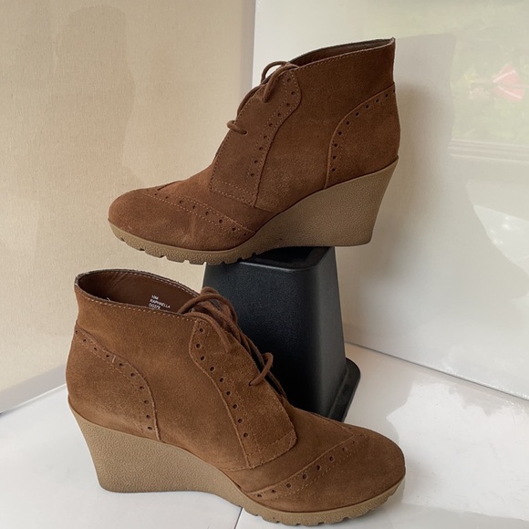Rust suede wedge wingtip booties - Picture 2 of 7